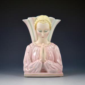Mädchen im Gebet mit Vase